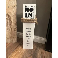 Personalisierte Dekosäule aus Holz – Maritimer Holzpoller mit Stadt & Koordinaten | Geschenk zur Hochzeit & Einzug