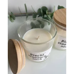 Personalisierte Duftkerze – "Riecht stark nach..." oder "Stinkt hart nach..." Wunschalter"