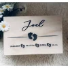 Personalisierte Erinnerungskiste für Babys mit Fußabdruck-Motiv, individuell gestaltet mit Name und Datum auf einer Holz