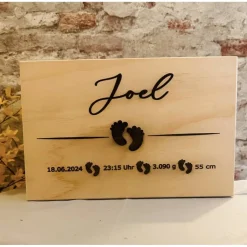 Personalisierte Erinnerungskiste für Babys mit Fußabdruck-Motiv, individuell gestaltet mit Name und Datum auf einer Holz
