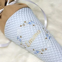 Personalisierte Geschwistertüte & Schultüte blau bestickt mit Blumenkranz – Zuckertüte Kitatüte aus Waffelpiqué