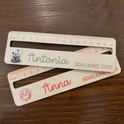 Personalisierte Lesehilfe aus Holz – 17 Motive – Name & Schulkind 2025 – Einschulungsgeschenk