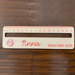 Personalisierte Lesehilfe aus Holz – 17 Motive – Name & Schulkind 2025 – Einschulungsgeschenk