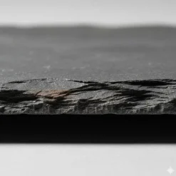 Personalisierte Schieferplatte 25x25cm mit Herz-Motiv Individuelles Geschenk zu Hochzeit & Jahrestag Inkl. Holz-Halter