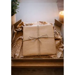 Personalisierte Schieferplatte 25x25cm mit Herz-Motiv Individuelles Geschenk zu Hochzeit & Jahrestag Inkl. Holz-Halter