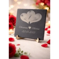 Personalisierte Schieferplatte 25x25cm mit Herz-Motiv Individuelles Geschenk zu Hochzeit & Jahrestag Inkl. Holz-Halter