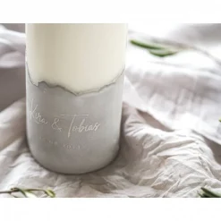 Personalisierte Traukerze mit grauem Gips-Sockel | Ein elegantes Accessoire für Eure Hochzeit | Hochzeitskerze