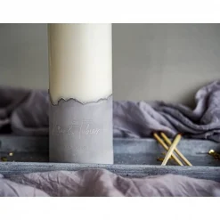 Personalisierte Traukerze mit grauem Gips-Sockel | Ein elegantes Accessoire für Eure Hochzeit | Hochzeitskerze
