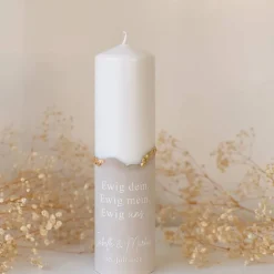 Personalisierte Traukerze mit nude/beigem Gipssockel und Blattgold Akzenten | Ein elegantes Accessoire für die Hochzeit