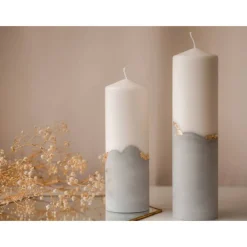 Personalisierte Traukerze mit grauem Gips-Sockel und Blattgold Akzenten | Ein elegantes Accessoire für Eure Hochzeit