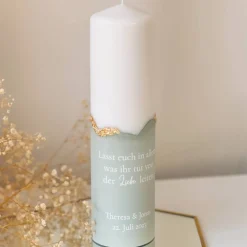 Personalisierte Traukerze mit Olive-grünGips-Sockel und Blattgold Akzenten | Ein elegantes Accessoire für Eure Hochzeit