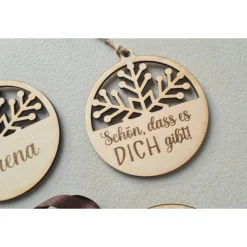 Personalisierte Weihnachtskugel aus Holz / eigener Text möglich