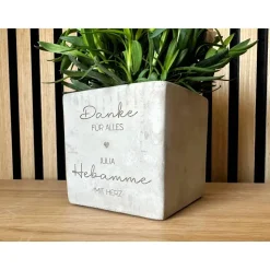 Personalisierter Blumentopf Beton-Optik mit Herz – Geschenk für Hebamme, Erzieherin, Arzt & Kollegin
