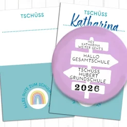 Personalisierter Button Tschüss Grundschule 2026 | Wegweiser Motiv | 8 Farben | 38/59mm | Wunschtext