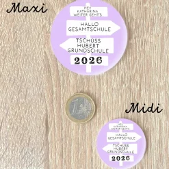 Personalisierter Button Tschüss Grundschule 2026 | Wegweiser Motiv | 8 Farben | 38/59mm | Wunschtext