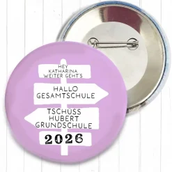 Personalisierter Button Tschüss Grundschule 2026 | Wegweiser Motiv | 8 Farben | 38/59mm | Wunschtext