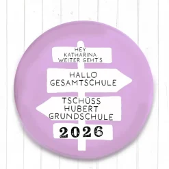 Personalisierter Button Tschüss Grundschule 2026 | Wegweiser Motiv | 8 Farben | 38/59mm | Wunschtext