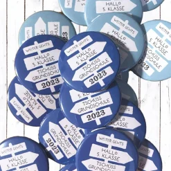 Personalisierter Button Tschüss Grundschule 2026 | Wegweiser Motiv | 8 Farben | 38/59mm | Wunschtext