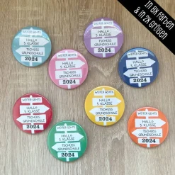 Personalisierter Button Tschüss Grundschule 2026 | Wegweiser Motiv | 8 Farben | 38/59mm | Wunschtext