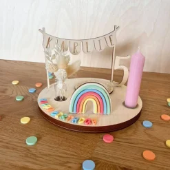 Personalisierter Geburtstagsteller mit bunten Buchstaben