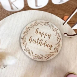 Personalisierter Geburtstagsteller mit bunten Buchstaben