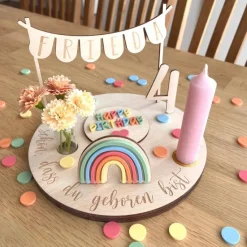Personalisierter Geburtstagsteller bunt mit Wimpelkette und Regenbogen