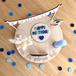 Personalisierter Geburtstagsteller "Blue Delight" mit Vase und Kerze