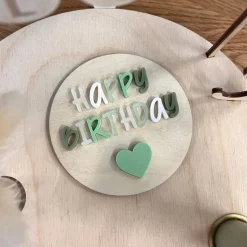 Personalisierter Geburtstagsteller pastellgrün mit Vase und Kerze