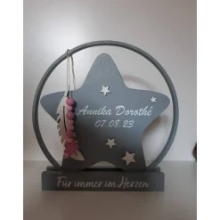 Personalisierter Gedenkstern im Ring mit Namen, Datum & Feder – Erinnerung für Sternenkind, Verstorbene,