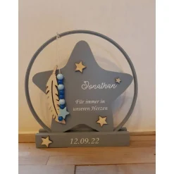 Personalisierter Gedenkstern im Ring mit Namen, Datum & Feder – Erinnerung für Sternenkind, Verstorbene, Trauergeschenk