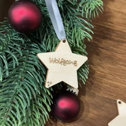 Personalisierter Geschenkanhänger Sternform mit Wunschname – Geschenk aus Birkensperrholz