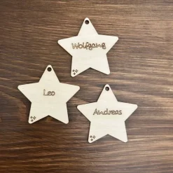 Personalisierter Geschenkanhänger Sternform mit Wunschname – Geschenk aus Birkensperrholz
