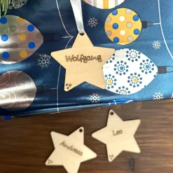 Personalisierter Geschenkanhänger Sternform mit Wunschname – Geschenk aus Birkensperrholz