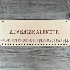 Personalisierter Holz-Adventskalender mit Baummuster