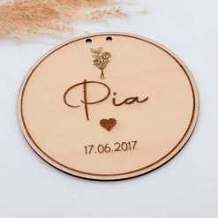 Personalisierter Holzaufhänger zur Geburt – Geschenk aus Holz mit Name, Geburtsdatum & Geburtsblume