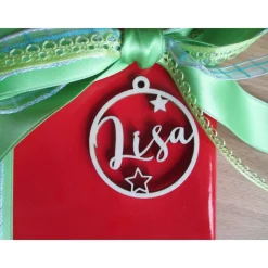 Personalisierter Holz-Geschenkanhänger Kugel mit Name & Sternen – Exklusiver Christbaumschmuck