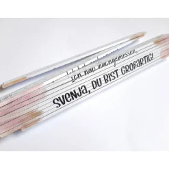 Personalisierter Meterstab mit Spruch – Zollstock "Ich hab nachgemessen – Papa du bist großartig" in Wunschfarbe