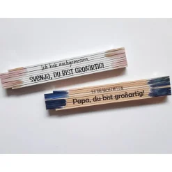 Personalisierter Meterstab mit Spruch – Zollstock "Ich hab nachgemessen – Papa du bist großartig" in Wunschfarbe