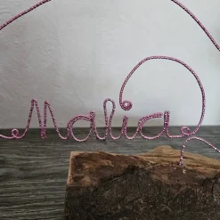 Personalisierter Namenszug als Fisch zur Geburt oder Taufe auf Massivholz aus Diamant-Glitzer-Aluminiumdraht