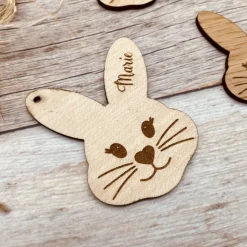 personalisierter Osteranhänger aus Holz | Tischdekoration mit graviertem Namen | individuelle Platzkarte | Osterkorb