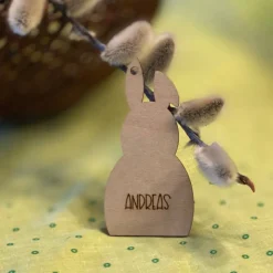 Personalisierter Osterhase – Geschenkanhänger aus Holz aus der Werkstatt am See