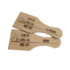 Personalisierter Racletteschaber aus Buchenholz – Tischkärtchen & Mitgebsel