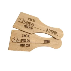 Personalisierter Racletteschaber aus Buchenholz – Tischkärtchen & Mitgebsel