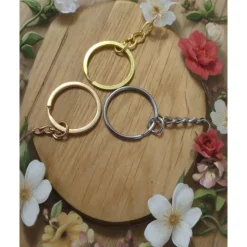 Personalisierter Schlüsselanhänger Fußform – Geschenk mit Name & Geburtsdaten aus Acryl oder Holz