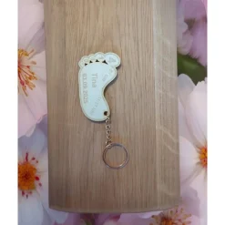 Personalisierter Schlüsselanhänger Fußform – Geschenk mit Name & Geburtsdaten aus Acryl oder Holz