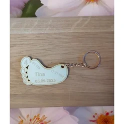 Personalisierter Schlüsselanhänger Fußform – Geschenk mit Name & Geburtsdaten aus Acryl oder Holz