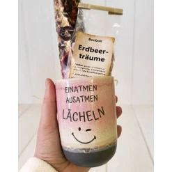 Personalisiertes Erdbeer Geschenkset Tasse mit Tee und Bonbons