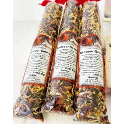 Personalisiertes Erdbeer Geschenkset Tasse mit Tee und Bonbons