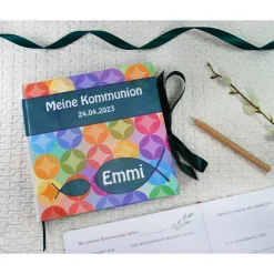 personalisiertes farbenfrohes Gästebuch zur Kommunion mit Fischen und Kreisen in Regenbogenfarben auch mit Gästefragen