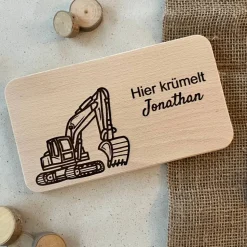 Personalisiertes Frühstücksbrettchen mit Bagger Motiv - Süßes Babygeschenk personalisiert - Geschenk zur Taufe Junge